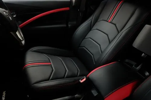Kulit hitam, aksen merah satu-strip. Coupe sport.