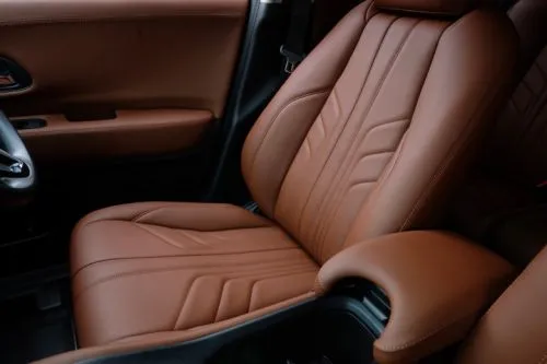 Kulit cognac, quilting penuh. SUV keluarga.