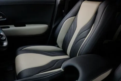 Kulit krem, piping hitam kontras. Sedan premium.